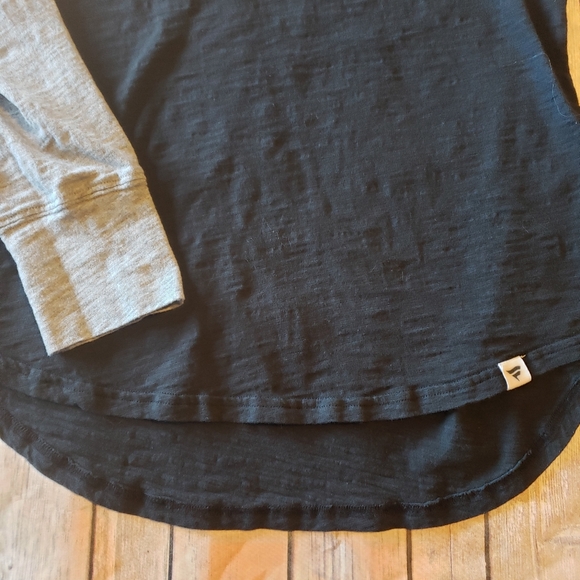 Women's Black and Gray Vegas Golden Knights Long Sleeve Shirt- Size L. - Picture 4 of 4